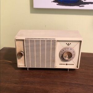 General Electric Cream Vintage Radio